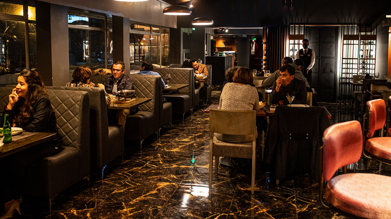 Salón de restaurante en servicio activo, diseño de experiencia gastronómica por Ficto® Ecuador